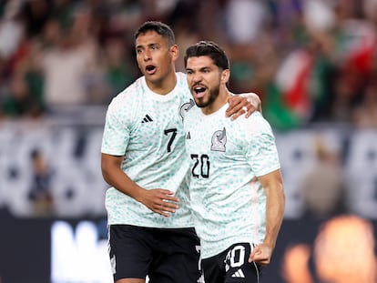 Luis Romo y Henry Martín celebran el primer gol de México frente a Haití