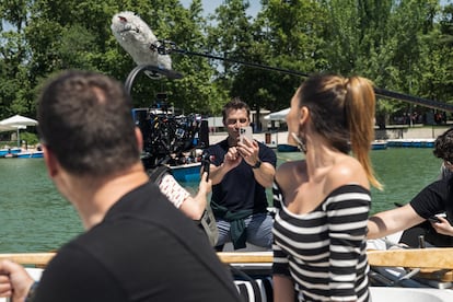 Fernando Gil y María Hervás, en un momento del rodaje en exteriores del segundo episodio de 'Machos Alfa'.