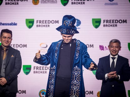 Carlsen, ataviado con un traje típico kazajo, en el podio del Mundial de Rápidas, este miércoles en Almaty