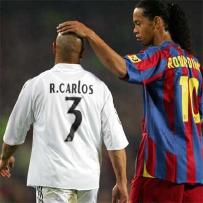 Ronaldinho consuela a Roberto Carlos, expulsado.