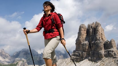Ve más estable por la montaña con unos bastones de trekking. GETTY IMAGES.
