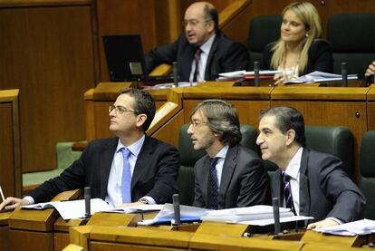 De izquierda a derecha, el presidente del PP vasco, Antonio Basagoiti; su <i>nmero dos,</i> I?aki Oyarzbal, y el portavoz popular en la Cmara de Vitoria, Leopoldo Barreda, durante el pleno parlamentario de ayer. Detrs, los tambin populares Carmelo Barrio y Marimar Blanco.