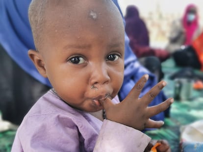 Un niño de Kanem, un pueblo cercano al Lago Chad, saborea el contenido de un compuesto nutricional a base de cacahuete que sirve para prevenir la desnutrición infantil.