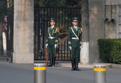Dos policías paramilitares montan guardia en el exterior de la residencia para huéspedes en Pekín.