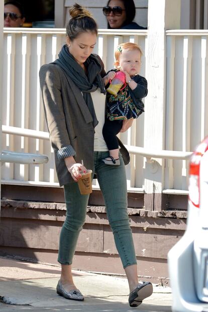 Jessica Alba combina blazers y pantalones pitillo con slippers de estampado animal.