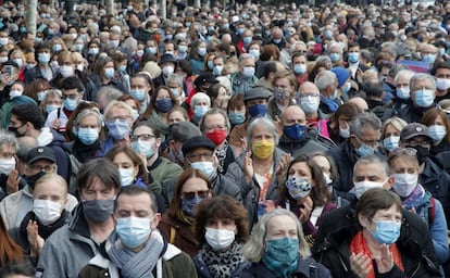 Centenares de personas durante la manifestación en París, este domingo. Según el fiscal antiterrorista Jean-François Ricard, el profesor de Historia había organizado con sus alumnos un debate en un curso de educación cívica, durante el cual mostró caricaturas del profeta Mahoma.