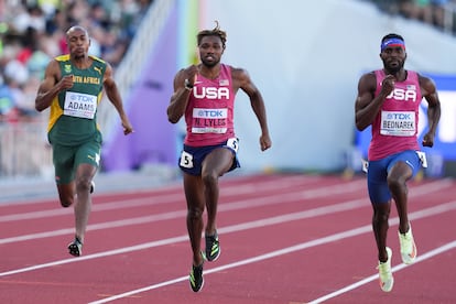 Noah Lyles (en el centro), el hombre que mejor tiempo ha hecho en la semifinal de 200m.