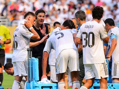 El entrenador del Real Madrid, Xabi Alonso, da indicaciones a sus jugadores duranta una pausa de hidratación durante el partido contra Al Hilal.