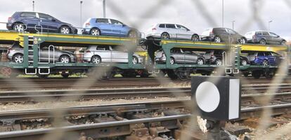 Tren de mercancías transporta coches nuevos