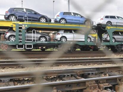 Tren de mercancías transporta coches nuevos