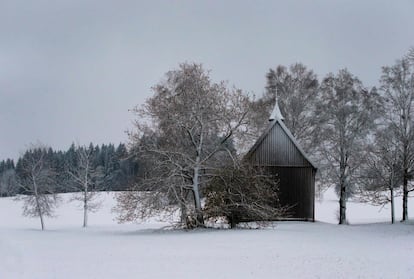 Vista de una capilla cubierta de nieve en Goerisried (Alemania).