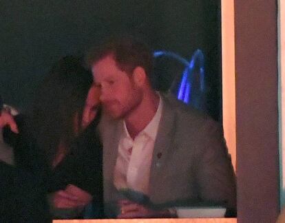 Enrique de Inglaterra y Meghan Markle, en actitud cariñosa durante la clausura de los Juegos Invictus, ayer en Toronto.