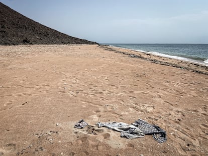 Las playas están llenas de pertenencias de los migrantes. Algunos las abandonan en la playa porque solo pueden llevar objetos pequeños a bordo, y así quepan más personas en las embarcaciones. Otras son arrastradas por la corriente cuando las embarcaciones se hunden.