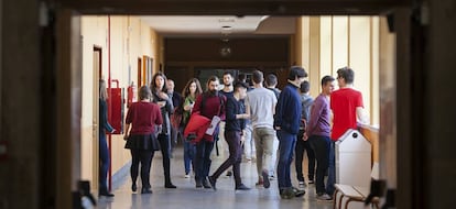 Alumnos en los pasillos de la Escuela de Ingeniería Aeronáutica.