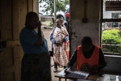 Votantes en un centro electoral de Lusaka (Zambia) donde se celebran elecciones presidenciales.