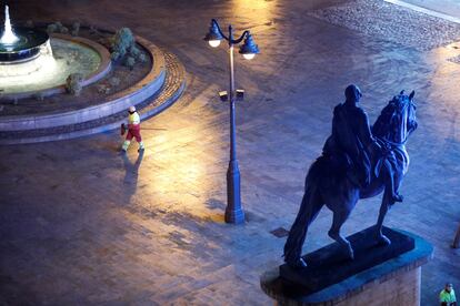 Operarios de limpieza trabajan en la plaza de la Puerta del Sol de Madrid tras la llegada del año nuevo. EFE/David Fernández