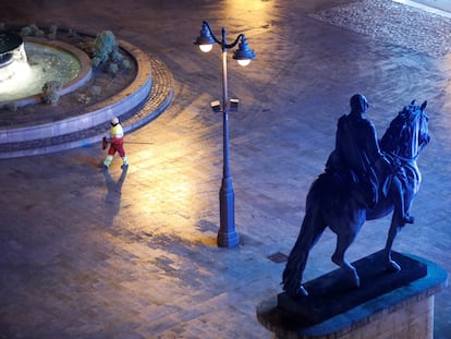 Operarios de limpieza trabajan en la plaza de la Puerta del Sol de Madrid tras la llegada del año nuevo. EFE/David Fernández