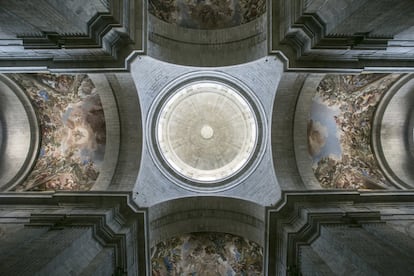 Cúpula del crucero de la basílica, con los frescos de Luca Giordano, en el Monasterio de San Lorenzo de El Escorial.