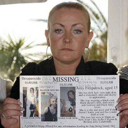 La madre de Amy Fitzpatrick muestra un cartel para su búsqueda.