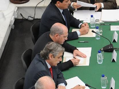 De arriba abajo, Braulio Medel (Unicaja), Antonio Pulido (Cajasol), Santiago Gómez Sierra (Cajasur), Antonio Claret García (CajaGranada) y José Antonio Arcos Moya (Caja de Jaén), el pasado viernes en la reunión con el Gobierno andaluz y empresarios.