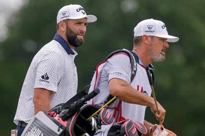 Jon Rahm y su caddie Adam Hayes, este domingo en Oakmont.