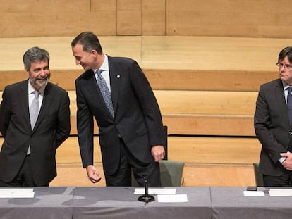Carlos Lesmes, a la izquierda, junto al Rey y al expresident Carles Puigdemont en Barcelona.