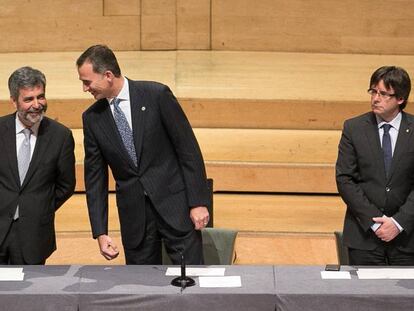 Carlos Lesmes, a la izquierda, junto al Rey y al expresident Carles Puigdemont en Barcelona.