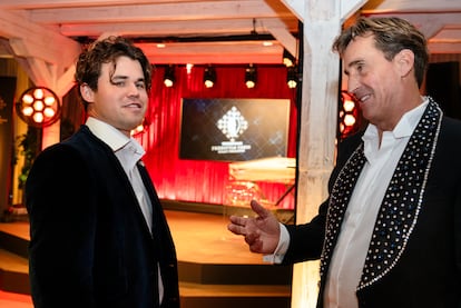 Carlsen (left) and Buettner at the Weissenhaus tournament venue last Saturday.