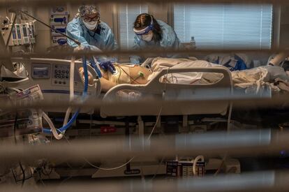 Trabajadores sanitarios atienden a un paciente de coronavirus en la UCI del Centro Médico Sutter Roseville en California. La pandemia del nuevo coronavirus ha registrado en las últimas 24 horas más de 646.000 casos nuevos y 14.468 muertos, con lo que bate el récord diario de decesos y eleva el total a más de 78 millones de contagios y 1,71 millones de víctimas mortales, según el balance publicado este miércoles por la Universidad Johns Hopkins.