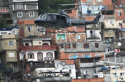 Un helicóptero de la policía durante una operación en la favela de Pavao-Pavaozinho en Río de Janeiro (Brasil).