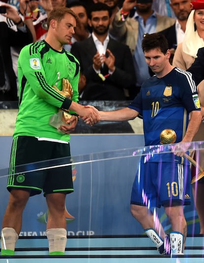El delantero argentino Leo Messi tras ser galardonado con el 'Balón de Oro' del Mundial de Brasil 2014, que le distingue como el mejor jugador del torneo. En la imagen, junto al meta alemán Manuel Neuer que fue reconocido con el 'Guante de Oro' como el mejor portero del torneo