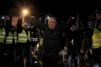 Poco antes del mediodía, un millar de taxistas ha vuelto a cortar en Madrid la M-40 en ambos sentidos y los agentes desplegados en la zona de la Unidad de Intervención Policial de la Policía Nacional han empezado a cargar mientras los manifestantes les lanzaban conos de tráfico.