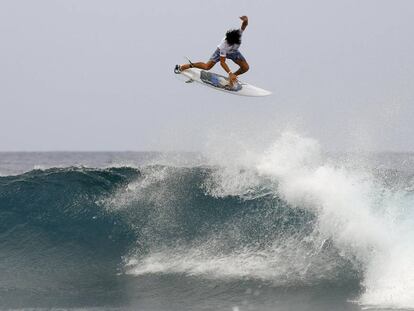 El puertorrique&ntilde;o H&eacute;ctor Santamar&iacute;a durante la edici&oacute;n n&uacute;mero 30 del Corona Pro Surf Circuit.