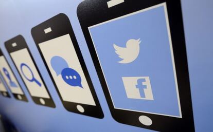 Logos de Twitter y Facebook en una feria de aplicaciones en Londres.
