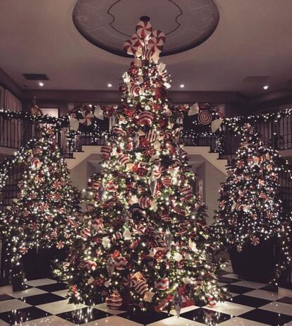 Uno uno, sino tres árboles de Navidad tiene en la entrada Kris Jenner, matriarca del clan Kardashian. Tres enormes árboles con caramelos gigantes y bolas en tonos rojos y blancos para que los disfruten sus nietos, según dijo en Twitter, y las escaleras iluminadas decoran su hogar.