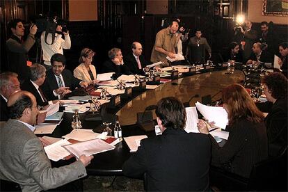 Los miembros de la ponencia del Parlamento catalán para la reforma del Estatuto, durante una de sus reuniones.