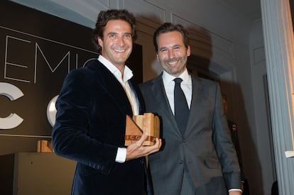 Javier Goyeneche fundador de Ecoalf recibe el premio Ford a la Innovación de Joaquín Sáenz-Messía, Director de Marketing de Ford