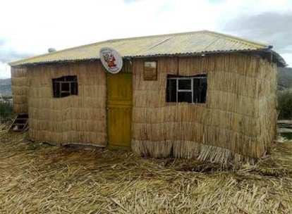 Fachada del juzgado flotante de la Isla de la Justicia, en el lago Titicaca.