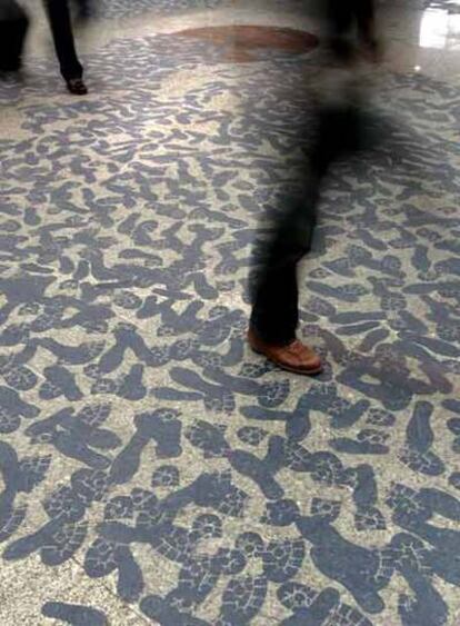 <i>Footprints,</i> obra ganadora del I Concurso de Intervenciones Artísticas, en la terminal 2 del aeropuerto de Madrid-Barajas. Sus autores son Francisco José Muñoz y Syrie Blanco Walsh, de 22 años.