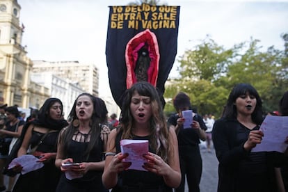 Ativistas protestam pelos direitos da mulheres em frente à Catedral de Santiago