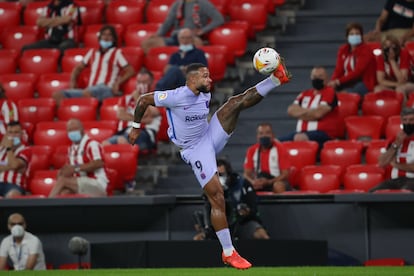 Memphis Depay, en acción durante el partido de Liga contra el Athletic en San Mamés.