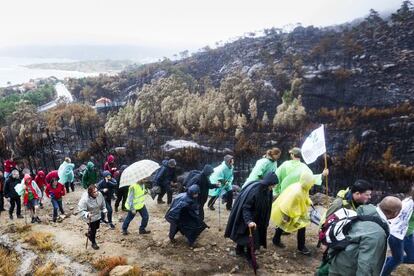 Marcha entre el paisaje calcinado de Monte Pindo