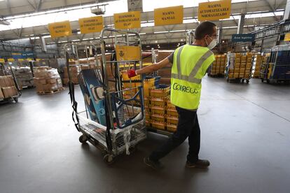 Un operario de Correos en un centro de tratamiento automatizado de Correos.
