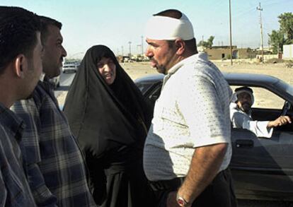 El conductor Husein Abud (a la derecha), supuestamente secuestrado, ayer tras ser liberado en el sur de Bagdad.