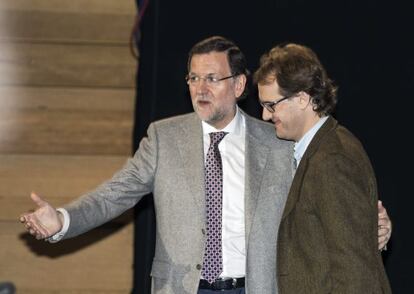 Mariano Rajoy (l) and Manuel Gim&eacute;nez, the son of ETA victim Manuel Gim&eacute;nez Abad, at the PP conference at the weekend.  