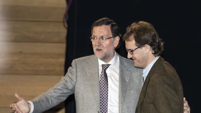 Mariano Rajoy (l) and Manuel Gim&eacute;nez, the son of ETA victim Manuel Gim&eacute;nez Abad, at the PP conference at the weekend.  