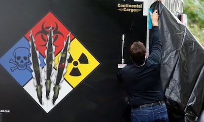 Trabajadores de una empresa privada trabajan en la desinfección del domicilio de la enfermera contagiada de ébola en Dallas.