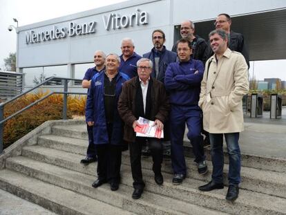Fernández Toxo, con unos folletos, junto al resto de representantes de CC OO a la entrada de Mercedes-Benz, en Vitoria.