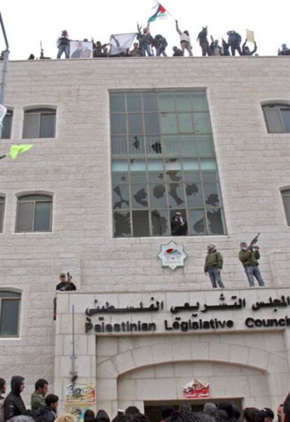 Militantes de Al Fatah protestan por la derrota de su partido frente al edificio del Consejo Legislativo Palestino en la ciudad cisjordana de Ramala.