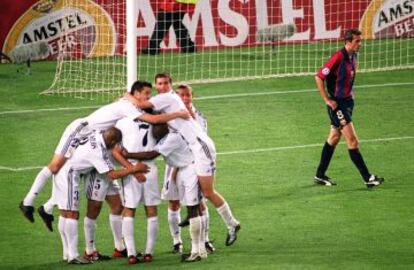 Los jugadores del Madrid celebra un gol de Zidane.